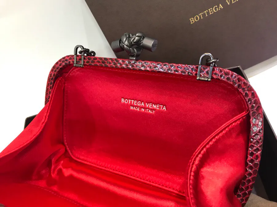 The latest and most popular Knot clutch from the 8651 counter is made of exquisite Japanese silk fabric with snakeskin piping. It looks elegant when worn cross-body or in the hand. It can also be carried by petite girls and can hold 2 iPhone X phones. Size: 20cm*12cm